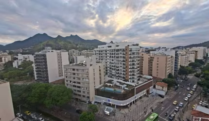 LOCALIZAÇÃO ÍMPAR!!! Cobertura duplex com varanda, 3 quartos, sendo 1 suíte. Rua Uruguai. Bairro da Tijuca. Código: 21509