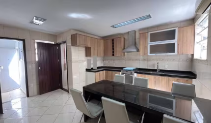 A venda casa linear na rua Adaberto Aranha,  03 quartos, suíte, cozinha planejada, churrasqueira e área externa.