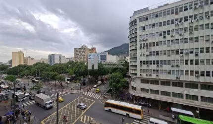 Excelente apartamento à venda na Rua General Roca. Debruçado à Praça Saens Pena. Sala, 2 quartos e Dependências. Bairro da Tijuca. Código: 21518