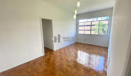 Apartamento para alugar em frente ao Shopping Tijuca!! 2 quartos com 1 vaga. Localizado na Av Maracana