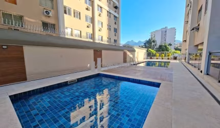 Apartamento com varanda, 2 quartos, sendo 1 suíte à venda no belíssimo Condomínio Charles Chaplin. Colado ao Shopping Tijuca. Rua Engenheiro Enaldo Cravo Peixoto.