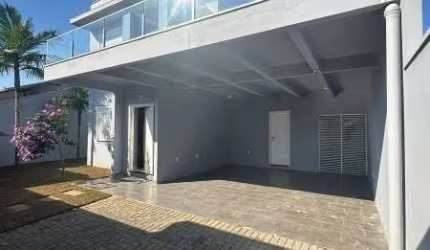 LINDA SOBRADO COM PISCINA NO CENTRO DE PENHA