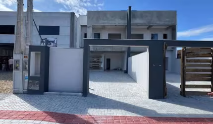 SOBRADOS GEMINADOS A POUCOS PASSOS DO MAR EM MEIA PRAIA DE NAVEGANTES