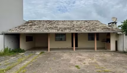 Casa com dois dormitórios, sendo um suite e garagem ampla, pertinho da praia central de Navegantes