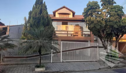 Sobrado com 5 dormitórios à venda, 309 m² - Campos Elíseos - Taubaté/SP