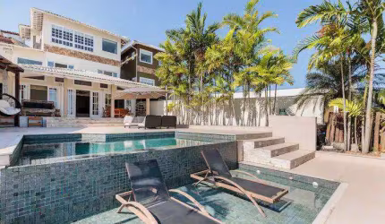 Casa com 7 quartos (sendo 5 suítes) e vista mar em Angra dos Reis - RJ.