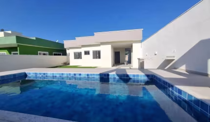 Casa à venda 3 quartos com piscina - Araruama/RJ