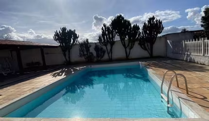 Encante-se com Esta Casa Duplex em Condomínio!