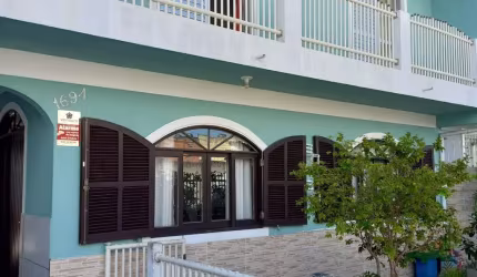 Casa Sobrado  com 4 quartos  01 suíte em Barreiros- São José/SC