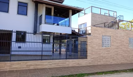 Casa frente para o Mar com 06 quartos e 04 suítes Praia de Fora - Palhoça-RS