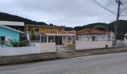 Casa/sobrado á venda a 500 metros do mar.
