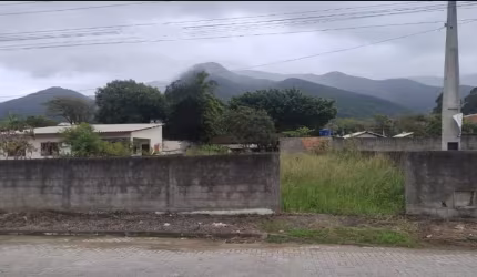 Terreno á venda com 375m² Praia de Fora.