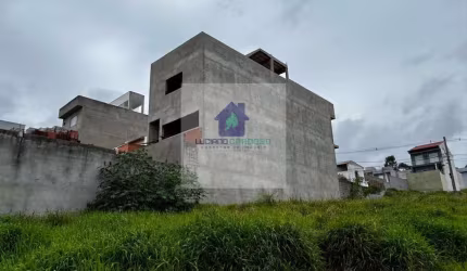 Venda de casa em Jardim Serra Grande, Caieiras: 300m², 2 dormitórios, 1 suíte, 4 banheiros por R$ 730.000. Oportunidade!