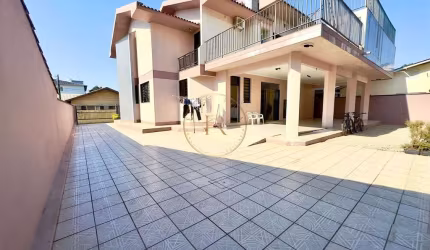 Casa com 6 dormitórios a poucos passos da futura Av. Beira-Mar no Jardim Atlântico