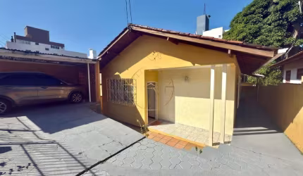 Casa Semi-mobiliada com 3 Dormitórios (1 Suíte) em Capoeiras – Florianópolis/SC