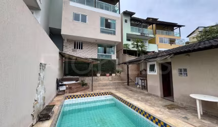 Casa Triplex de 4 quartos, com 188m², à venda em Itaipu, Niterói/RJ