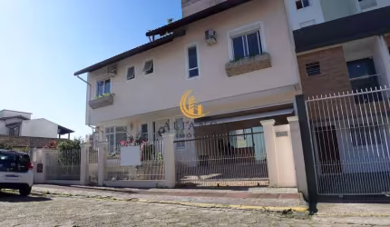 Casa no bairro Estreito em Florianópolis-SC