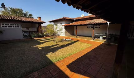 Casa bem espaçosa e bem localizada no bairro Santa Maria.