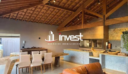 Casa à venda em condomínio fechado com 440m² de área construída, que oferece muito conforto e vários momentos de lazer.