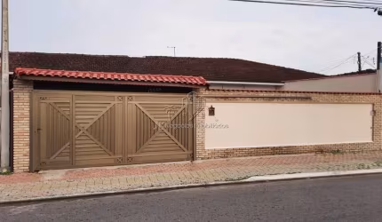 BELA CASA JD IMPERADOR PRAIA GRANDE Á 300MTS DA PRAIA COM SUITE, PISCINA E CHURRASQUEIRA - R$ 495 MIL