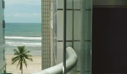 EXCELENTE OPORTUNIDADE!!!! AMPLO APARTAMENTO, PREDIO Á BEIRA MAR, 2 DOMITÓRIOS, SUITE, CHURRASQUEIRA E PISCINA - R$ 285 MIL