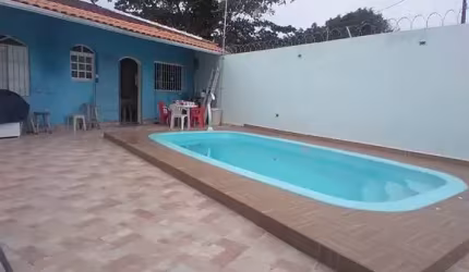 CASA Á 200MTS DA PRAIA COM 3 SUITES, PISCINA E 4 VAGAS DE GARAGEM - R$ 380 MIL