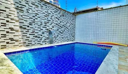 699MIL A VISTA - SOBRADO ALTO PADRÃO, FINO ACABAMENTO, 3 SUÍTES, PISCINA E CHURRASQUEIRA, 200 METROS DA PRAIA