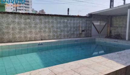 SOBRADO NO FLÓRIDA 6 DORMITÓRIOS COM PISCINA, MENOS DE 100 METROS DA PRAIA POR APENAS $850.000,00 SOMENTE PARA PAGAMENTO À VISTA