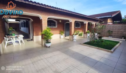 CASA COM EDÍCULA HÁ 350 METROS DA PRAIA DO FLÓRIDA - CHURRASQUEIRA 3 QUARTOS E EDÍCULA NOS FUNDOS.