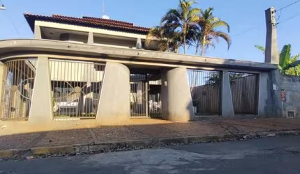 Casa com 4 Quarto(s) e 4 banheiro(s) para Alugar, 500 m² por R$ 4500 / Mês