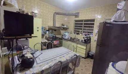 Casa com 3 Quarto(s) e 2 banheiro(s) para Alugar, 245 m² por R$ 3200 / Mês