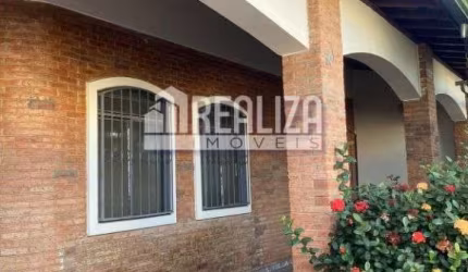 Casa com 3 Quarto(s) e 2 banheiro(s) para Alugar, 250 m² por R$ 6000 / Mês