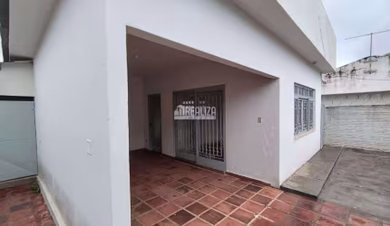 Casa com 3 Quarto(s) e 2 banheiro(s) para Alugar, 195 m² por R$ 2565 / Mês