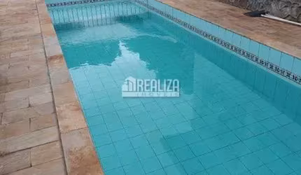 Casa com 5 Quarto(s) e 3 banheiro(s) para Alugar, 180 m² por R$ 7778 / Mês