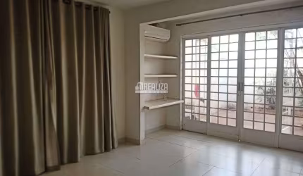 Casa com 3 Quarto(s) e 4 banheiro(s) para Alugar, 200 m² por R$ 2945 / Mês