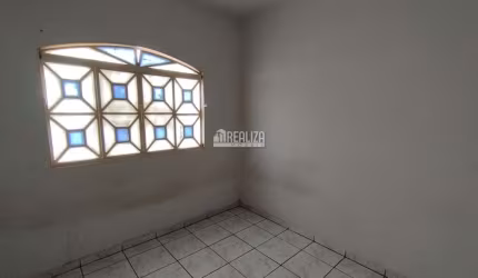 Casa com 3 Quarto(s) e 1 banheiro(s) para Alugar, 140 m² por R$ 1250 / Mês