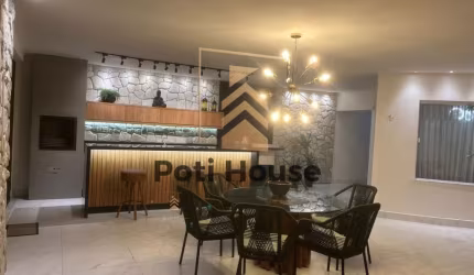 Casa dos sonhos à venda! Capim Macio!  Com uma localização privilegiada e totalmente reformada