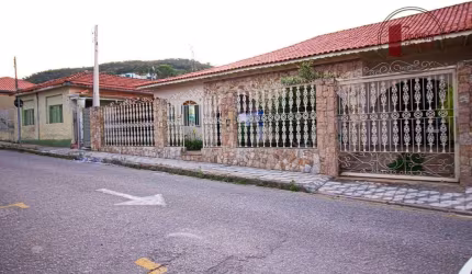Casa térrea, 03 dormitórios, 1 suíte, piscina, aquecimento solar