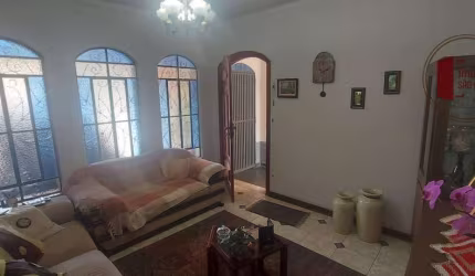 Casa térrea no centro de Mairinque para residencia ou comercio, 3 dormitórios sendo 2 suítes e com salão para ponto comercial ao lado da casa