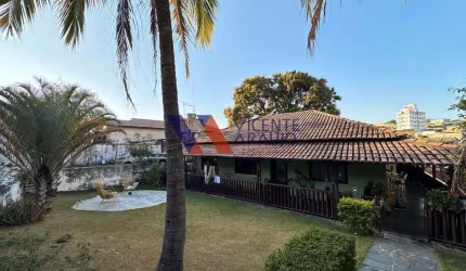 Casa ampla em dois lotes à venda, bairro Espírito Santo em Betim.
