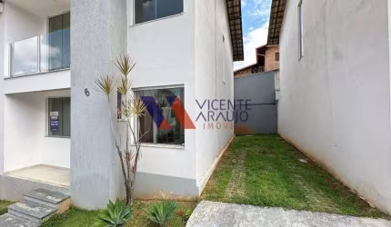 Casa em condomínio fechado.