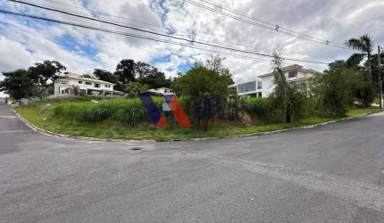 Lote de esquina com 1.500m² à venda, condomínio Montserrat.