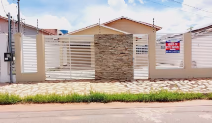 casa 2 quartos, com quintal grande no chapeu do sol em varzea grande