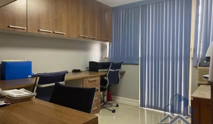 Excelente sala comercial mobiliada no Centro de Macaé para locação.