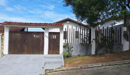 Casa linear para venda no Cond. Village do Horto.