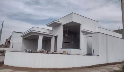 Casa térrea com 180 m&#178; de construção. Casa em condomínio