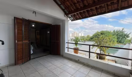 Casa com piscina, dois quartos e mais 1 suíte, garagem para dois carros