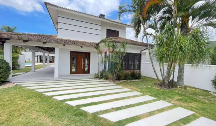 CASA 3 DORMITORIOS COM SUITE - CENTRO