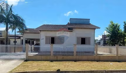 Casa de esquina à venda no bairro Coloninha – 3 dormitórios + edícula