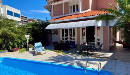 Casa à venda de 348m² no Córrego Grande, Florianópolis/SC.